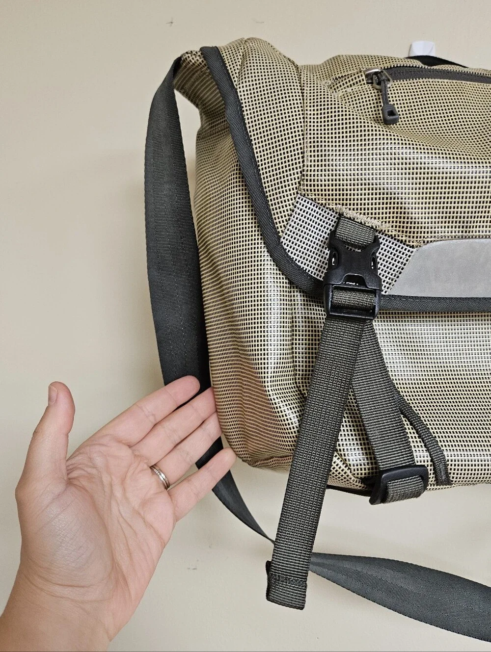 Patagonia Black Hole Mini Messenger Bag Beige 12L Crossbody Shoulder